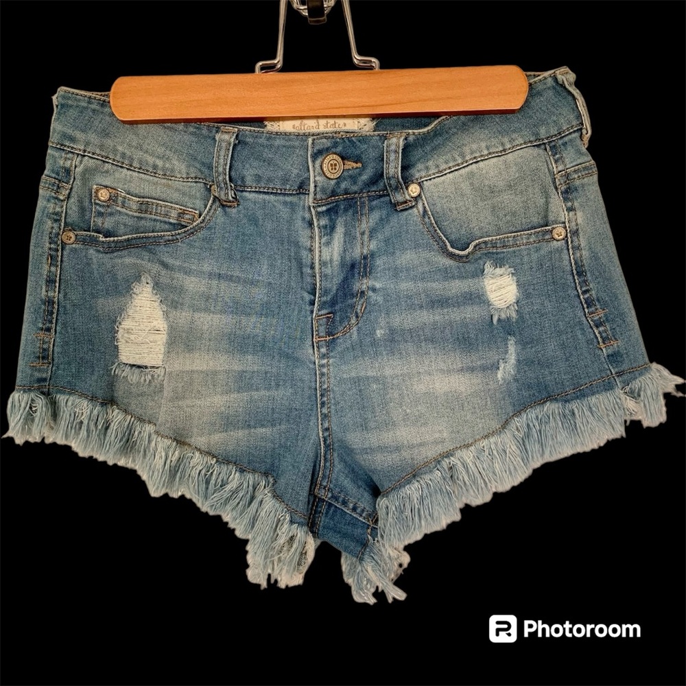 ALTAR’D STATE Ladies Distressed Denim Shorts Cut-Offs Pockets Frayed Hem 26/3